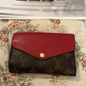 Louis Vuitton Accessories wallet. AUTHENTICATION CERTIFICATE  IN PHOTOS.